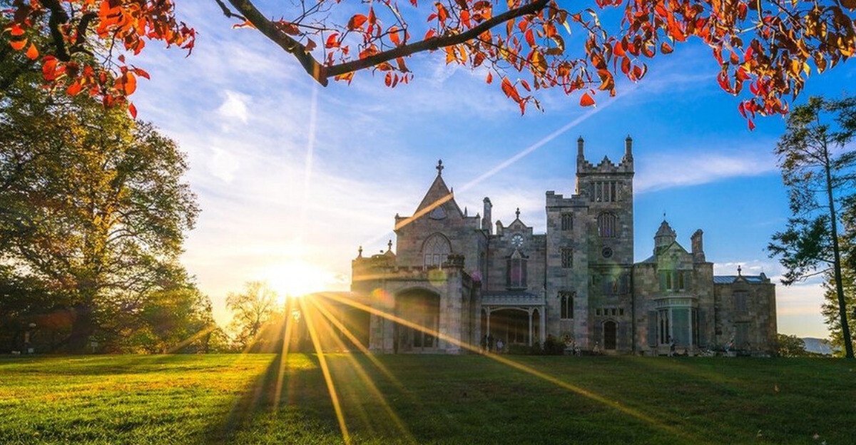 13 halloween movie houses to visit on your next New England road trip